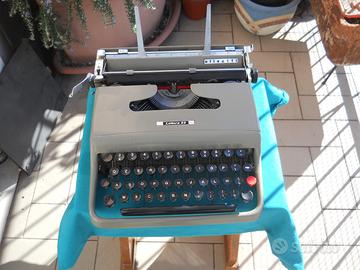 Macchina scrivere Olivetti lettera 22 anni '50