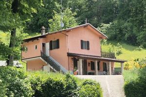 Villa con terreno e bosco
