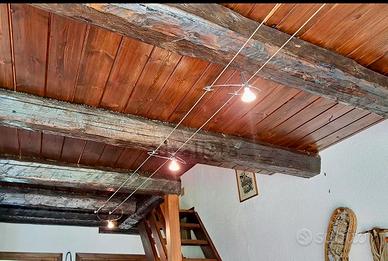 illuminazione su cavi con faretti e trasformatore