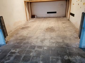 Grande Box indipendente zona centro con soppalco