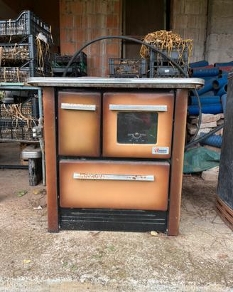 Cucina economica a legna vintage con forno