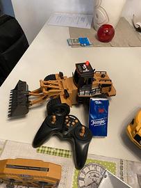 Escavatore con ruote radiocomandato