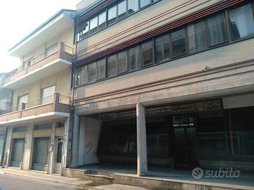 Casa singola, intero fabbricato, negozi compresi
