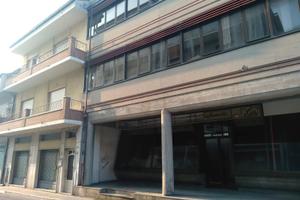 Casa singola, intero fabbricato, negozi compresi