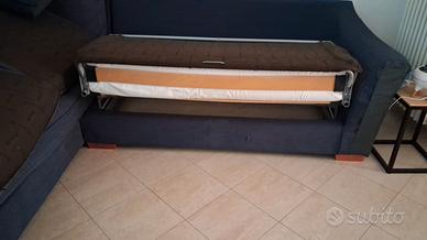 divano blu con penisola e letto 