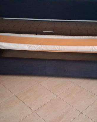 divano blu con penisola e letto 