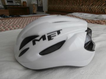 casco bici, guanti, occhiali, calze nuovi