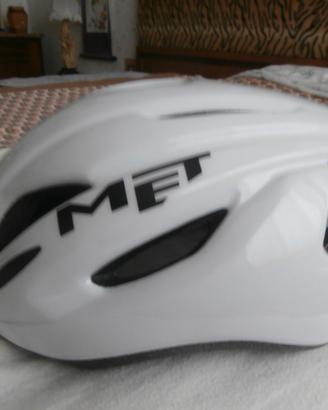 casco bici, guanti, occhiali, calze nuovi