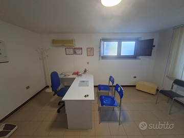 Ambulatorio studio medico arredato
