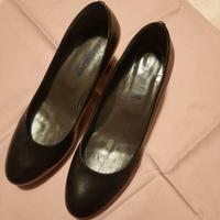 Scarpe decolleté di pelle nera, tacco 7 cm.