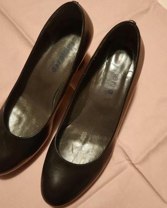 Scarpe decolleté di pelle nera, tacco 7 cm.