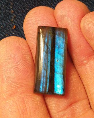 Spectrolite, pietra minerale blu elettrico, gemma