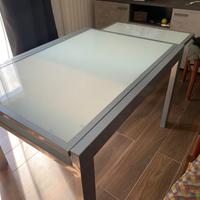 Tavolo in vetro allungabile