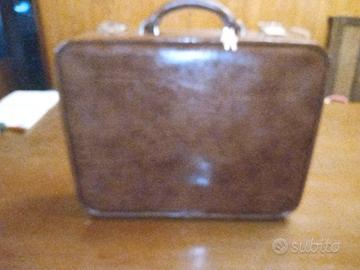 valigetta di pelle marrone