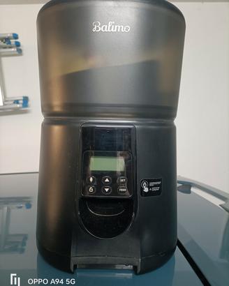 Distributore cibo gatti cani