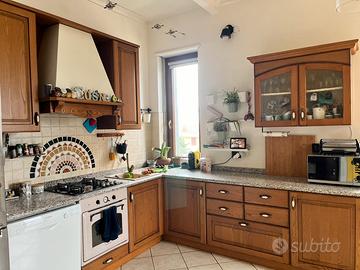 Cucina angolare in legno