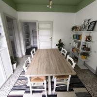 Tavolo color legno e metallo laccato bianco