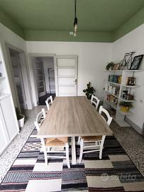 Tavolo color legno e metallo laccato bianco