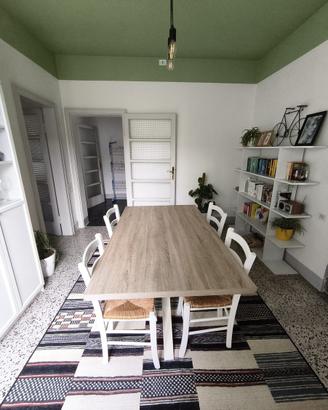 Tavolo color legno e metallo laccato bianco