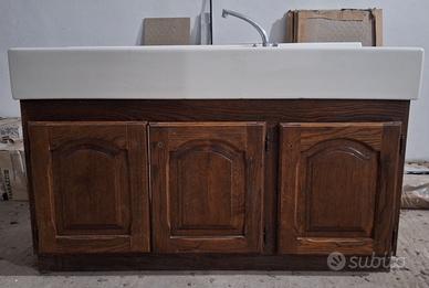 Mobile in legno massello e lavabo per cucina