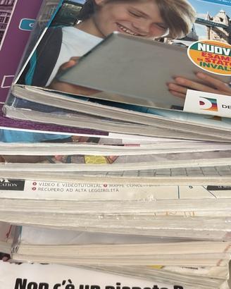 diversi libri scuola media a mano