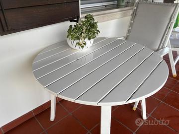 Tavolo e sedie in legno da giardino