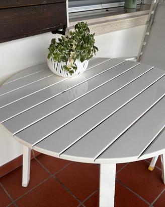 Tavolo e sedie in legno da giardino