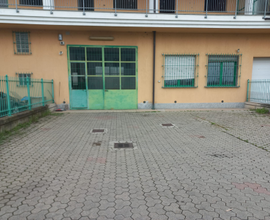 Locale artigianale cortile e parcheggio
