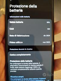 Xiaomi 15 Ultra con kit fotografico e smartwatch.
