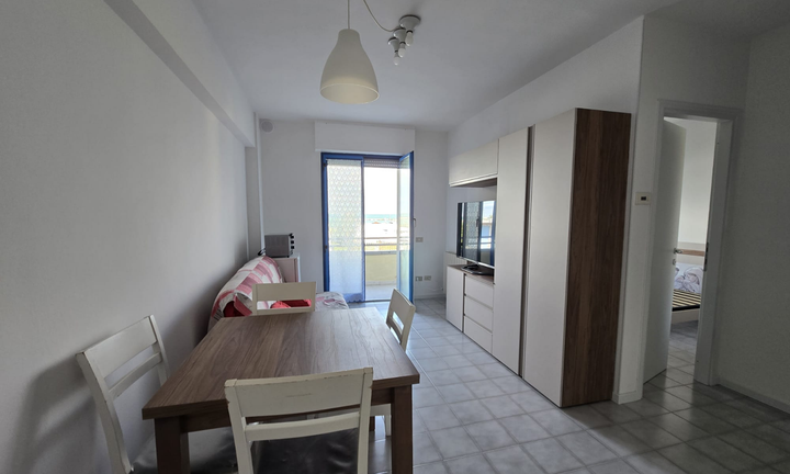 Fano bilocale di fronte al mare