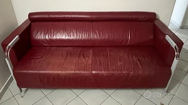 Divano in pelle marca Doimo colore bordeaux