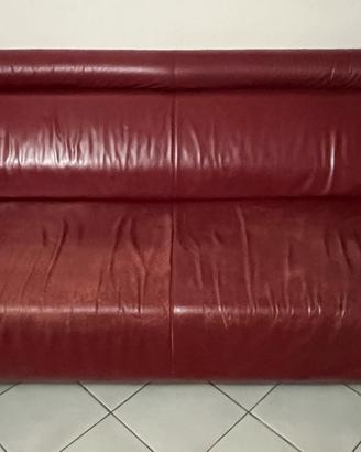 Divano in pelle marca Doimo colore bordeaux