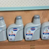 Olio motore 10w40. 