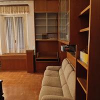 Divano 3 posti e libreria