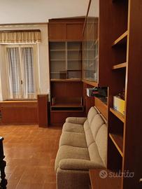 Divano 3 posti e libreria