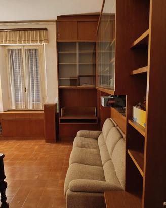 Divano 3 posti e libreria