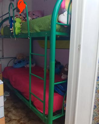 letto a castello con materassi