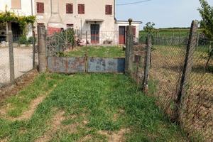 Rustico con terreno di pertinenza