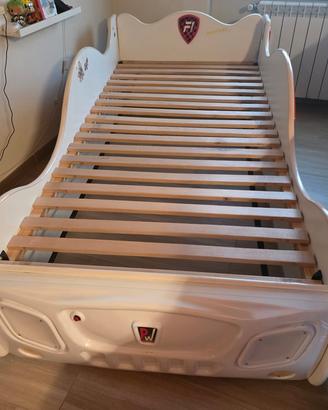 Letto a forma di auto