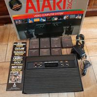 Atari 2600 console con 8 cassette e joystick