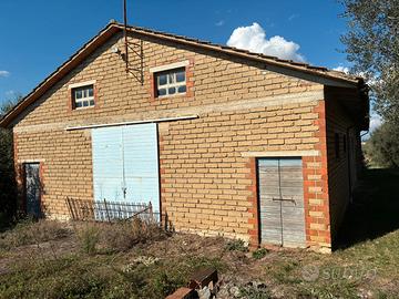 Proprietà con Capannoni e Terreno a Cortona