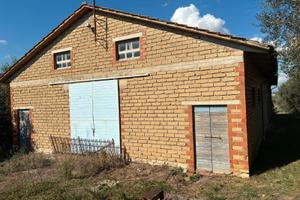 Proprietà con Capannoni e Terreno a Cortona