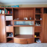 Soggiorno, cassettiera, armadio, cucina.