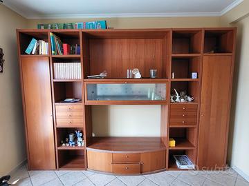 Soggiorno, cassettiera, armadio, cucina.