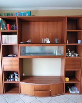 Soggiorno, cassettiera, armadio, cucina.
