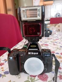 NIKON  F 801 con dorso MF-21  con accessori