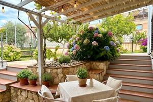 Trilocale con patio e giardino