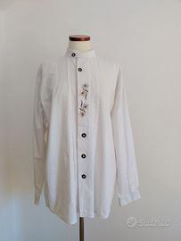 Camicia tirolese con stelle alpine ricamate