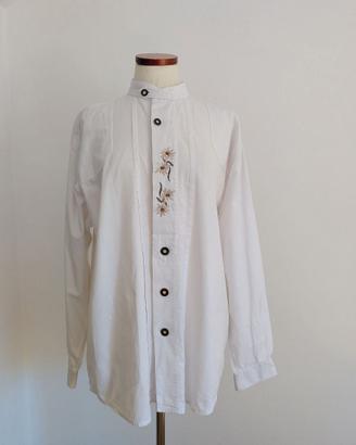 Camicia tirolese con stelle alpine ricamate