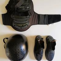 Casco, paraschiena e scarpe per equitazione